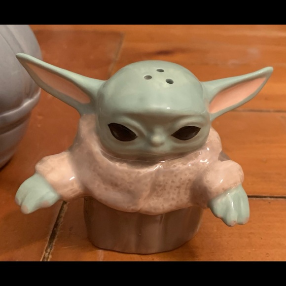 NIB Star Wars The Child Sculpted Ceramic Salt & Pepper Set - Picture 4 of 6